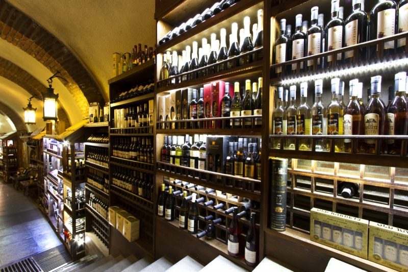 bar-BAUDUEN-min_world_street_travel_shop_canon_georgia_wine_bottles-429767